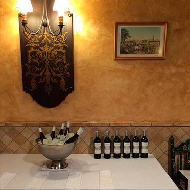 La Caseta De Antonio vinos sobre mesa